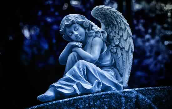 Statua funebre della figura sacra di un angelo
